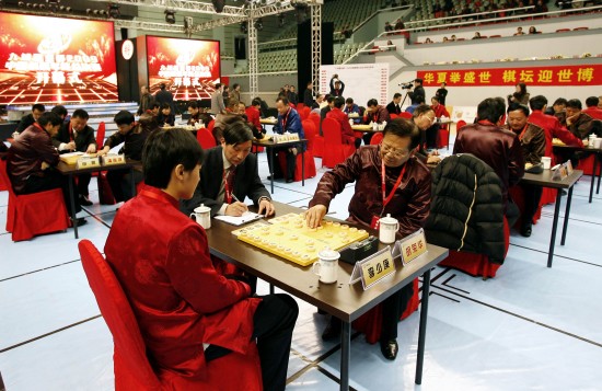 象棋年终总决赛在沪开幕 选手们在比赛中